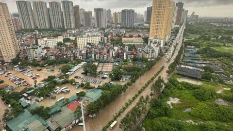 Nhiều tuyến phố Hà Nội thành 'sông' sau mua lớn