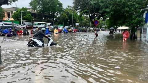 Nhiều tuyến phố Hà Nội thành 'sông', giao thông tê liệt