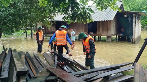 Di dời 10 hộ dân, cứu 8 ngư dân gặp nạn do bão số 1