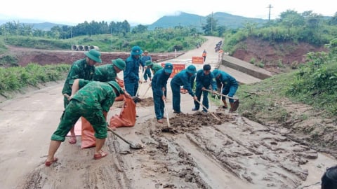 Bộ đội Biên phòng Quảng Trị hỗ trợ người dân khắc phục hậu quả mưa lũ