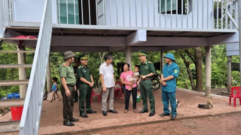 Bàn giao 100 căn nhà mới cho hộ nghèo xã Trường Sơn