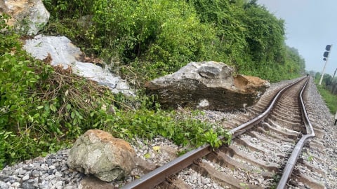 Sạt lở đá làm tê liệt tuyến đường sắt Bắc - Nam tại Quảng Trị