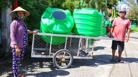Hỗ trợ 150 bồn chứa và 25 máy lọc nước cho người dân miền Tây