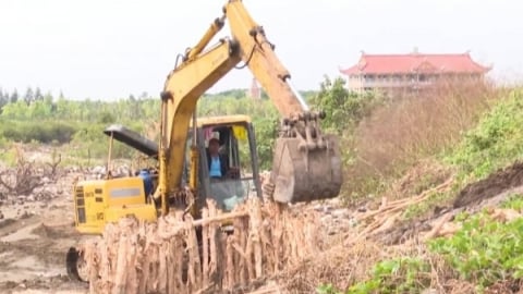 Bảo vệ đê biển Tây trước mùa mưa bão