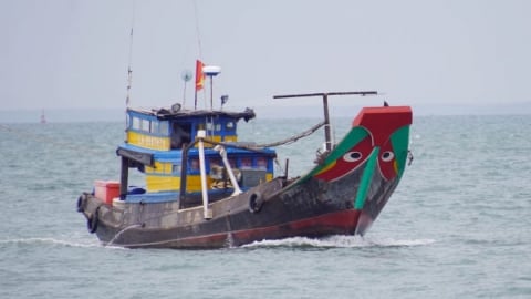 Cấm biển để giữ ngư dân, nuôi hy vọng mùa cá quay về