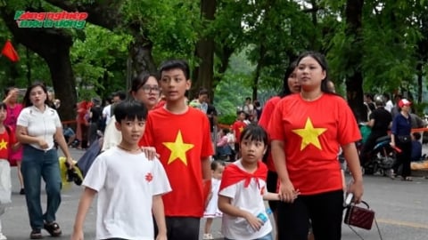 Người dân háo hức từ sớm chờ lễ Hợp luyện lần 2