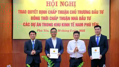 Phú Yên trao quyết định chấp thuận chủ trương đầu tư 2 dự án lớn