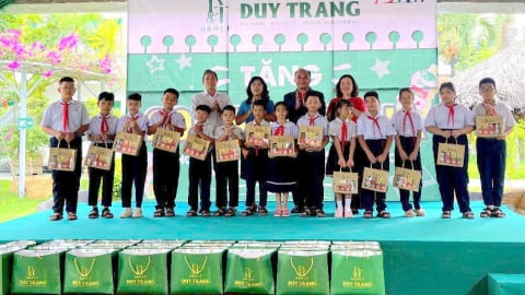 DT Group trao hơn 900 phần quà, động viên học sinh trước thềm năm học mới