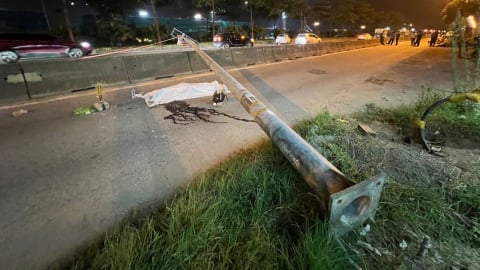 Cột đèn chiếu sáng gẫy đổ, đè người đi đường tử vong