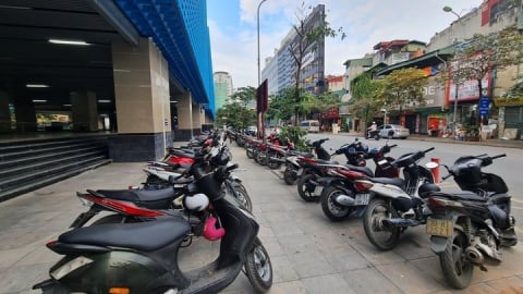 Nhân dân đến xem diễu binh, diễu hành được trông giữ xe miễn phí