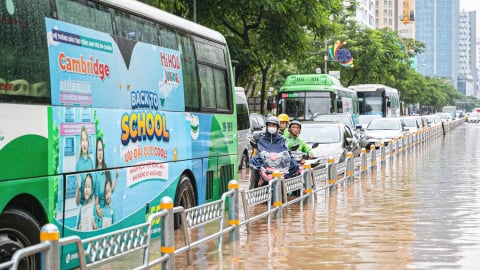 Hà Nội: Phân luồng từ xa trên tuyến đường Võ Chí Công do bị ngập úng