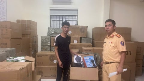 Cảnh sát giao thông bắt giữ xe tải chở 2.000 sản phẩm hàng lậu