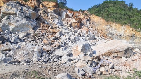 Mỏ đá đổ sập vùi lấp 2 máy xúc chưa rõ nguyên nhân