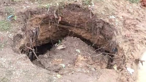 Xuất hiện hố sụt lún sâu gần 5m sát quốc lộ 2C