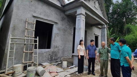 Trao 5 ngôi nhà cho hộ nghèo tại Tuyên Quang