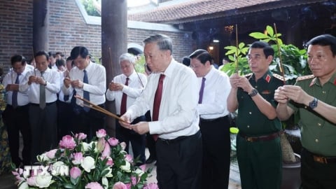Tổng Bí thư Tô Lâm dâng hương tưởng nhớ Chủ tịch Hồ Chí Minh tại Nghệ An