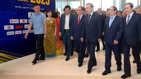Tổng Bí thư Tô Lâm tham quan Hội Báo toàn quốc 2025