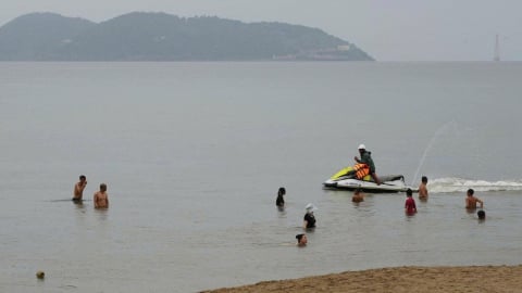 Nghệ An: Nhân viên cứu hộ dùng xuồng máy 'đuổi' du khách không chấp hành lệnh cấm biển