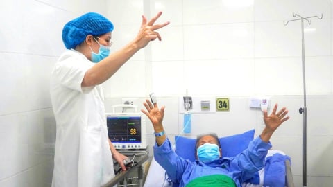 Cứu sống cụ bà 90 tuổi nhờ can thiệp túi phình mạch não