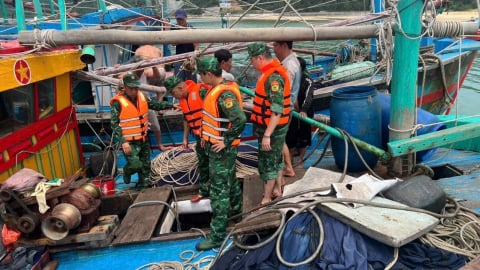 Cứu hộ thành công 4 ngư dân gặp nạn trên vùng biển Cô Tô