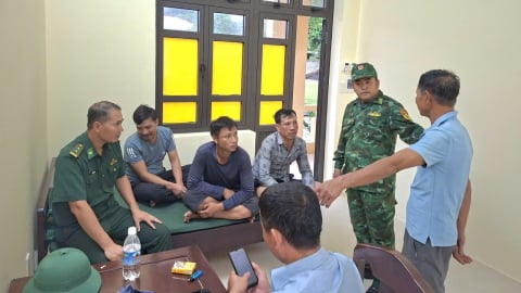 Cứu nạn thành công 10 ngư dân trên biển Cô Tô