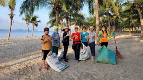 'Chiến binh diệt rác' và hành trình giữ biển xanh