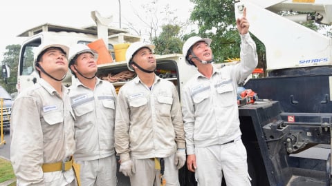 Đội Hotline EVNHANOI: 'Lính đặc nhiệm' trên lưới điện Thủ đô