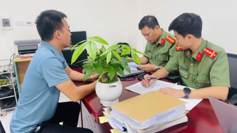 'Tráng' hộ chiếu để đưa người sang Hàn Quốc lao động bất hợp pháp