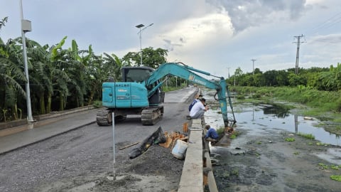 Đường mới bàn giao tròn một năm đã lún nứt, sạt kè