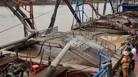 Bắt giữ tàu khai thác 600 m3 cát trái phép trên sông Đào