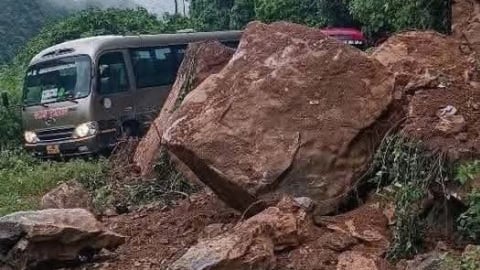Sạt lở nghiêm trọng trên tỉnh lộ 433, giao thông tê liệt