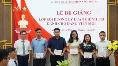 Bế giảng lớp bồi dưỡng lý luận chính trị cho Đảng viên mới