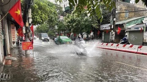 Nhiều tuyến đường ở Hà Nội ngập sâu sau trận mưa lớn sáng 1/5