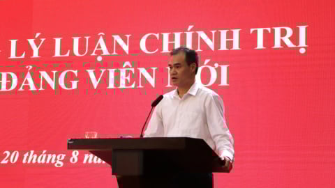 Trao giấy chứng nhận bồi dưỡng lý luận chính trị cho 183 đảng viên mới