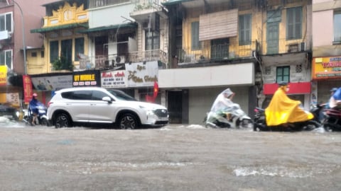Ảnh hưởng bão số 5, Hà Nội nhiều tuyến phố chìm sâu trong nước