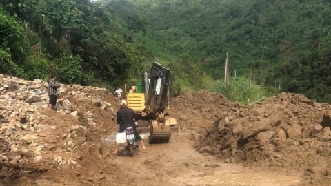 Thông tuyến các điểm sạt lở quốc lộ 16