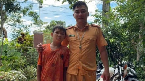 Thượng úy Công an dũng cảm cứu người giữa dòng nước lũ