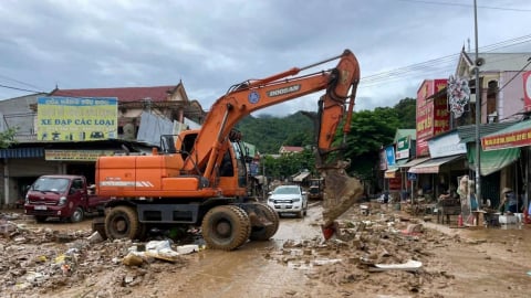 Nghệ An: Lũ rút, người dân tất bật dọn dẹp từ sáng sớm