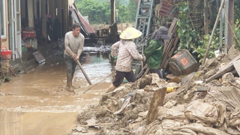 Chuyện sau lũ: [Bài 3] Sạch lại môi trường