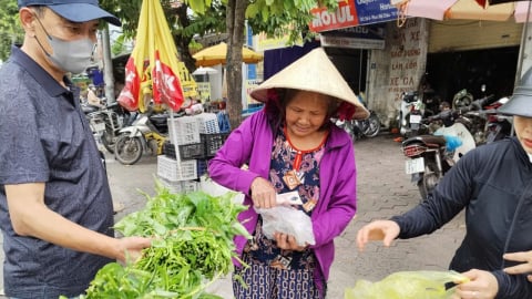Người dân Nghệ An tất bật tích trữ lương thực, thực phẩm ứng phó bão