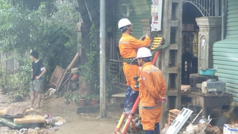Nghệ An nỗ lực khắc phục sự cố điện sau bão số 5