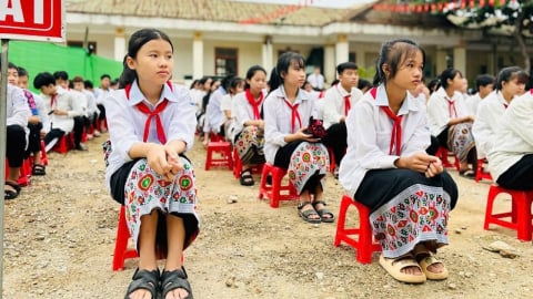 Vượt lũ, gieo niềm tin trong ngày tựu trường