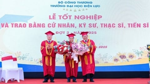 EPU: Trao bằng tốt nghiệp đợt 2 cho học viên, sinh viên