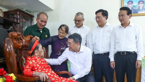Thủ tướng dâng hương tri ân các Anh hùng liệt sĩ, thăm Mẹ Việt Nam anh hùng tại Phú Thọ