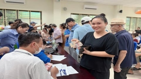 Hà Nội: Người dân phấn khởi, xúc động đón nhận quà tết Độc lập