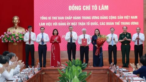 Tổng Bí thư trao Quyết định thành lập Ủy ban Trung ương MTTQ Việt Nam