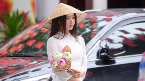 Thiếu nữ khoe sắc trên phố phường Hà Nội rực sắc cờ đỏ sao vàng