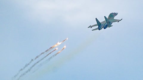 Su-30MK2 và Yak-130 thả bẫy nhiệt trong buổi tổng duyệt diễu binh, diễu hành