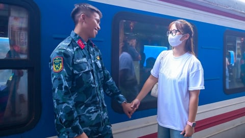Phút chia tay của nhân dân và các chiến sỹ tham gia A80