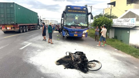 Va chạm với xe khách, xe máy cháy rụi, 2 người tử vong